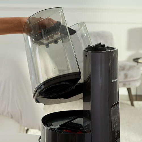 HWC778B_Livingroom_InUse_Tank